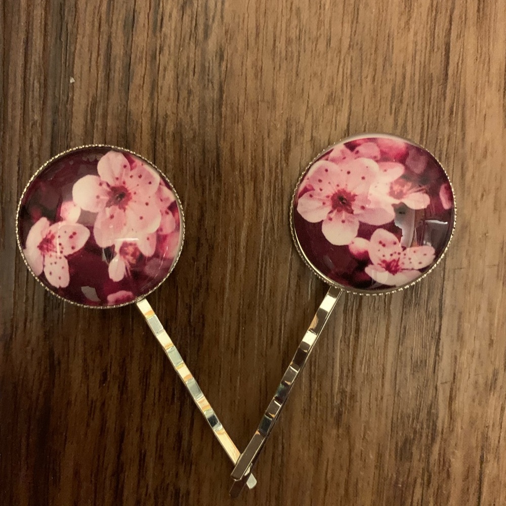🌸New🌸Beautiful handcrafted flower bobbie pins